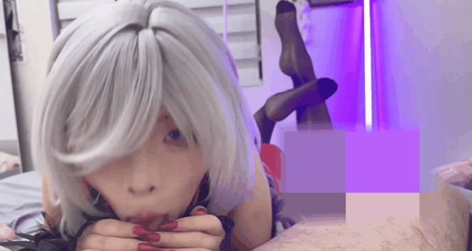 顶级神颜美少女软欲合集-穿着各种超美cos和超色气情趣制服再搭配上各种丝袜，超美颜值脸蛋高速口交，被金猪按在床上一顿猛操，真的是顶级纯欲…