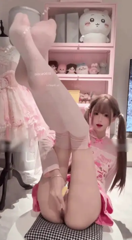 推特80万粉丝网红（季雨）极品高颜值双马尾美女，很嫩… [4v+680M]